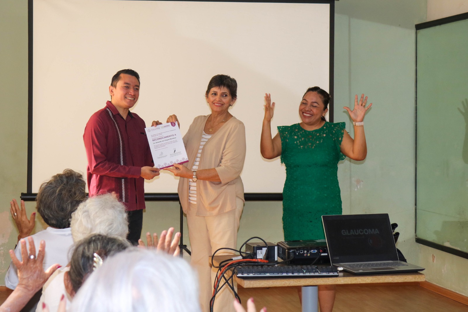 Plática sobre la prevención del glaucoma a usuarias y usuarios del CEJUPE.