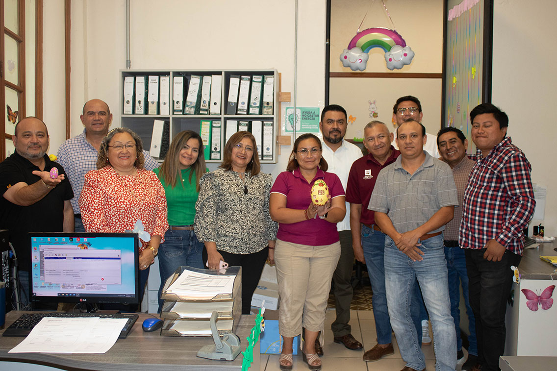 Celebran la pascua con huevos decorados en las oficinas del ISSTEY.