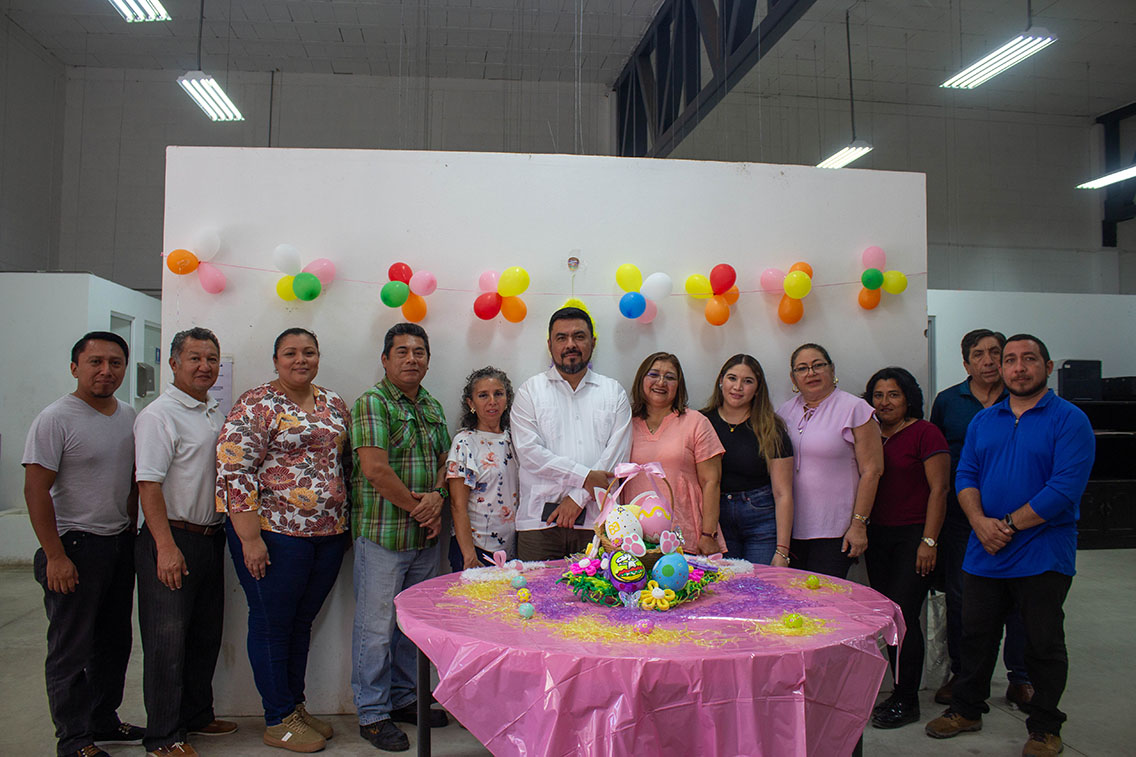Celebran la pascua con huevos decorados en las oficinas del ISSTEY.
