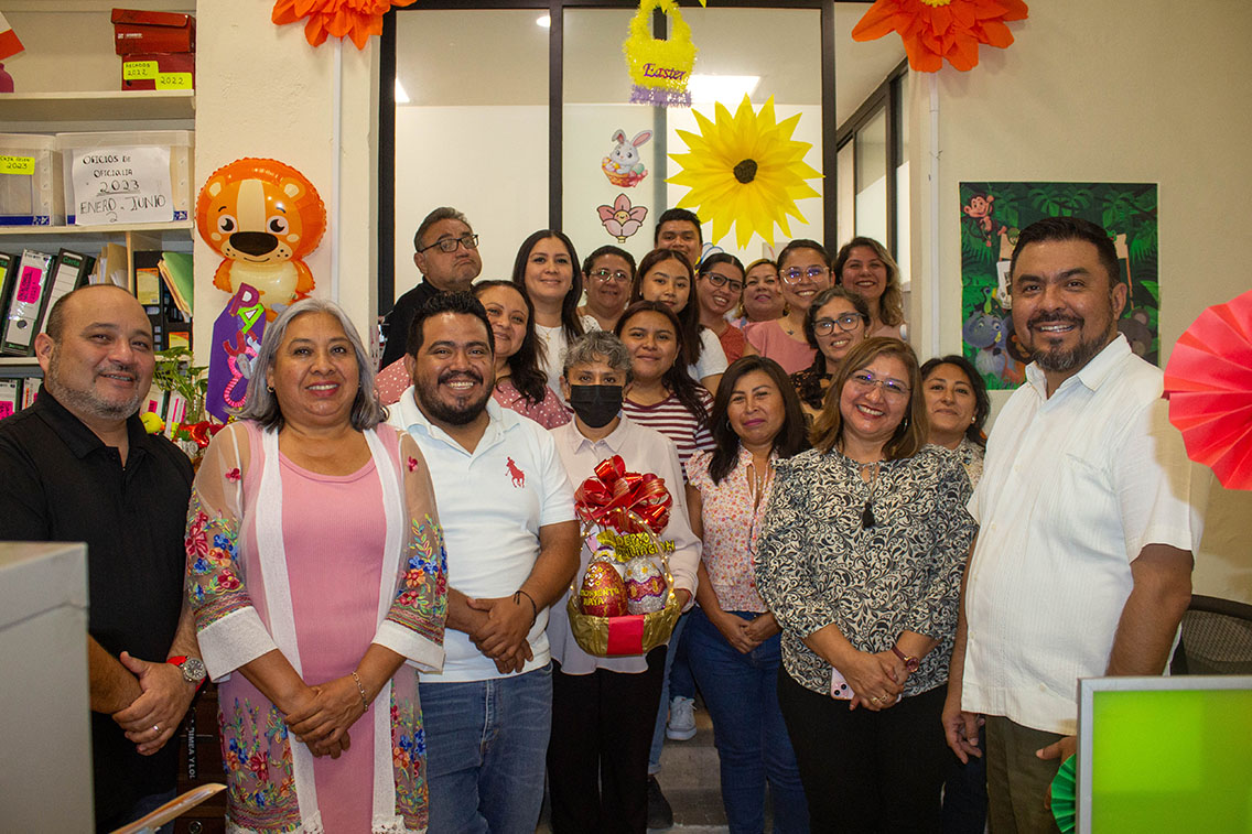 Celebran la pascua con huevos decorados en las oficinas del ISSTEY.