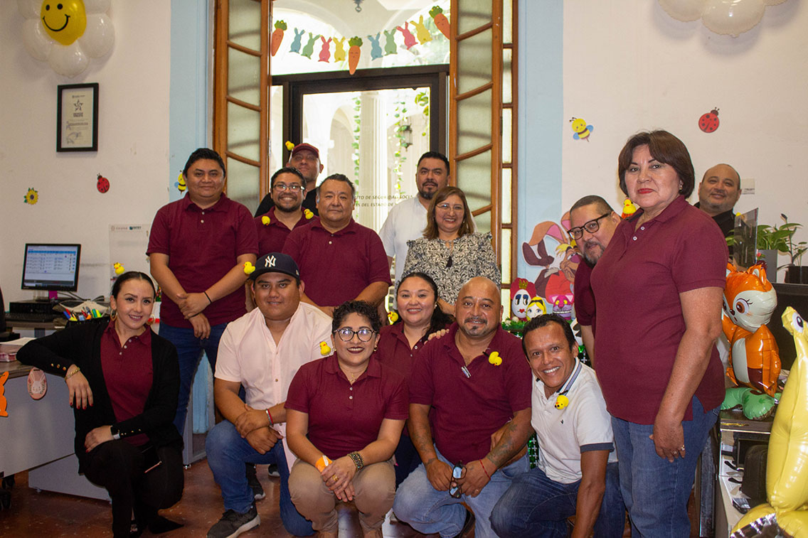 Celebran la pascua con huevos decorados en las oficinas del ISSTEY.