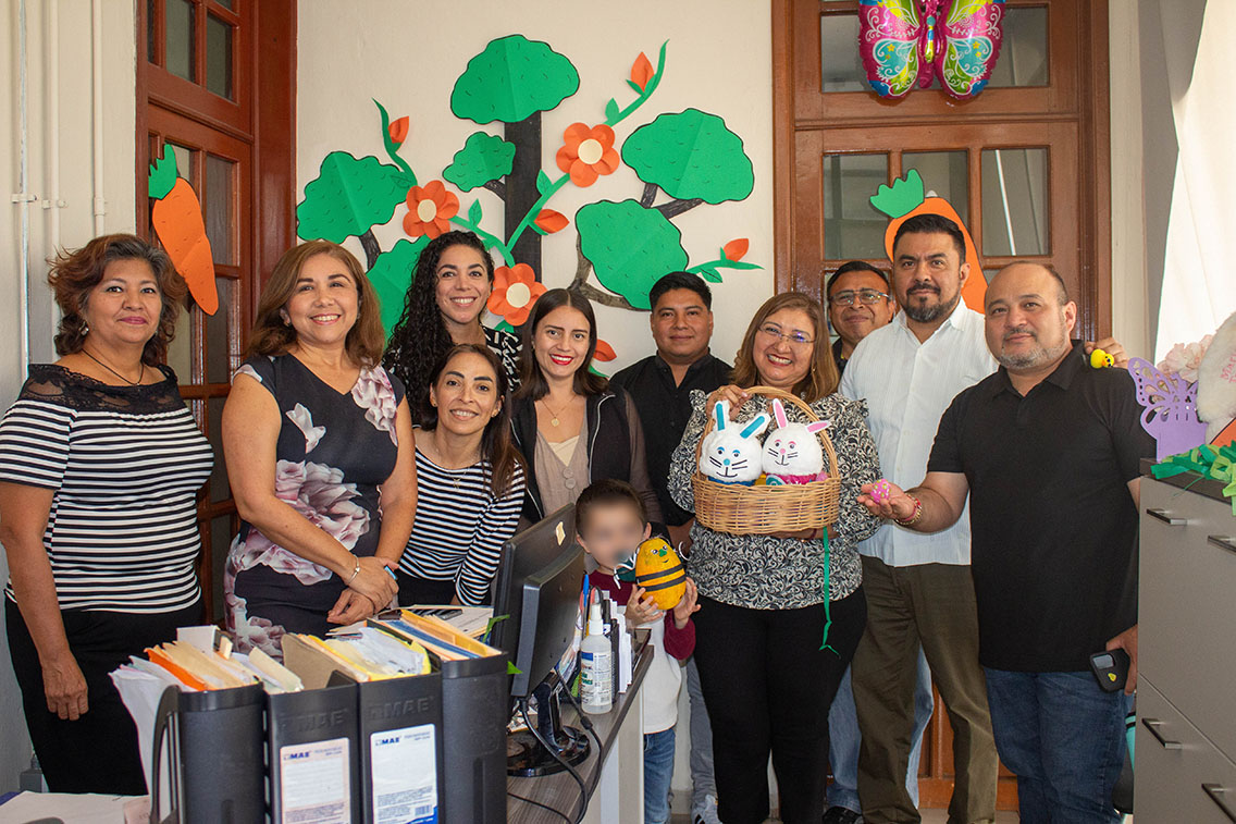 Celebran la pascua con huevos decorados en las oficinas del ISSTEY.