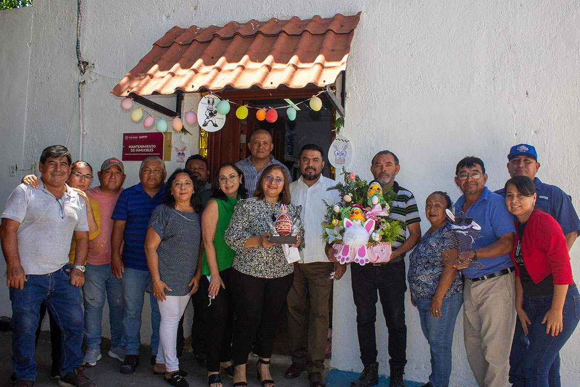 Celebran la pascua con huevos decorados en las oficinas del ISSTEY.