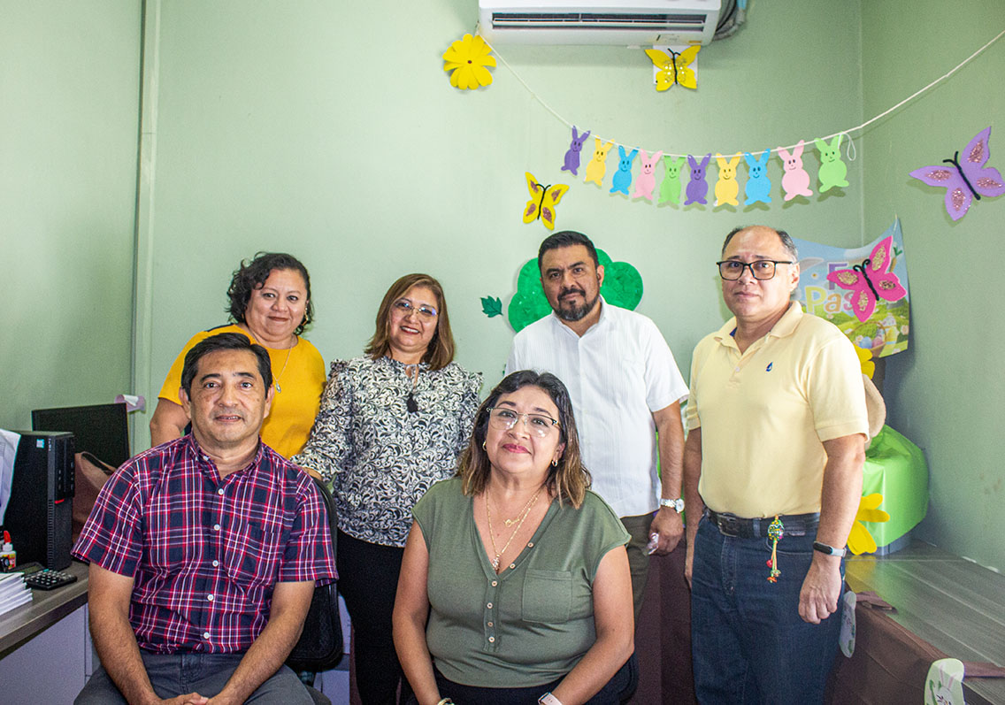 Celebran la pascua con huevos decorados en las oficinas del ISSTEY.