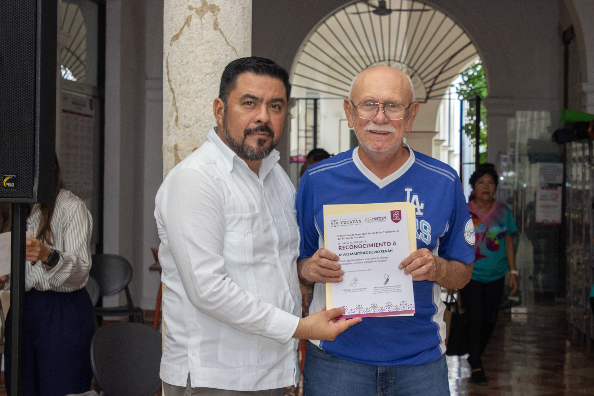 Reconociendo la trayectoria y servicio .